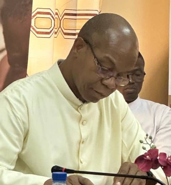 Père Raymond Bernard Goudjo : « La démocratie a été prise en otage par le monde économique » 