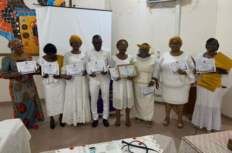 Golden Wuomen Toastmasters club de Cotonou :  Remise officielle de la charte du club aux membres fondateurs