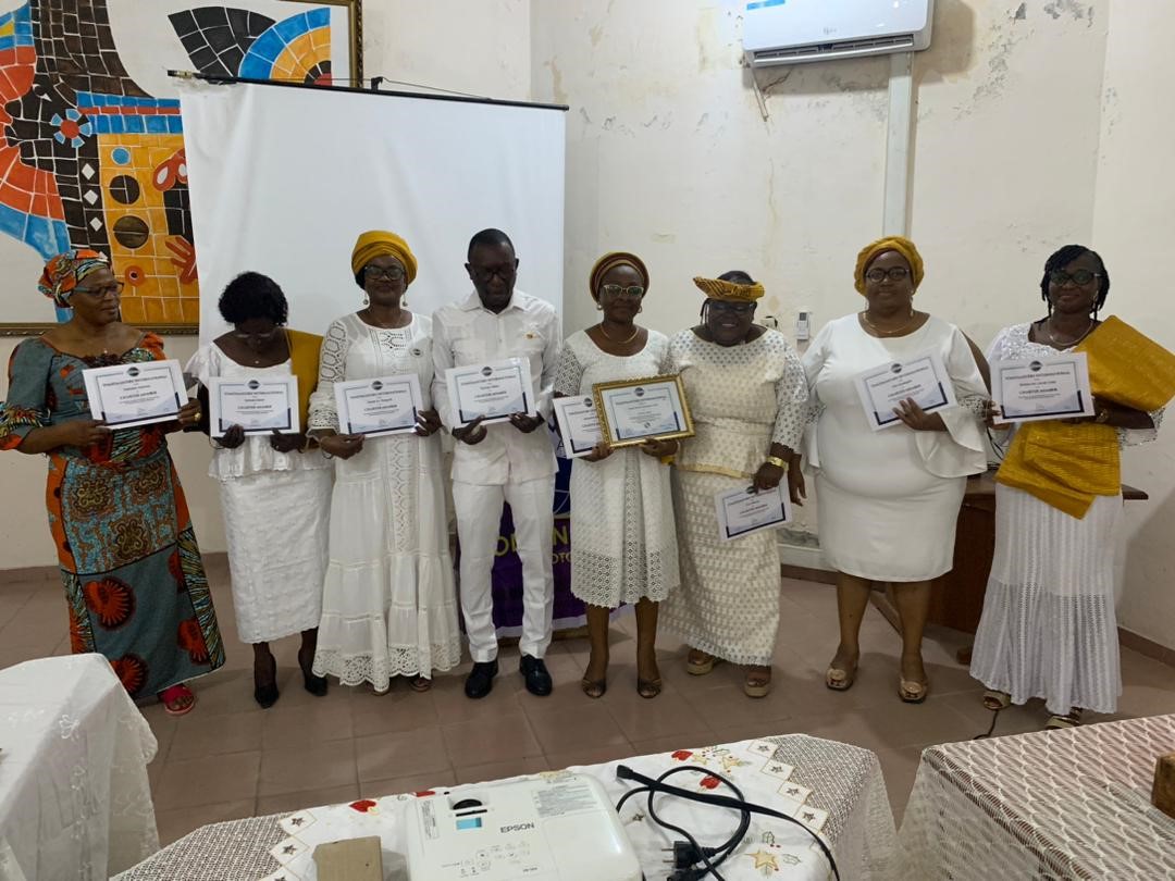 Golden Wuomen Toastmasters club de Cotonou :  Remise officielle de la charte du club aux membres fondateurs