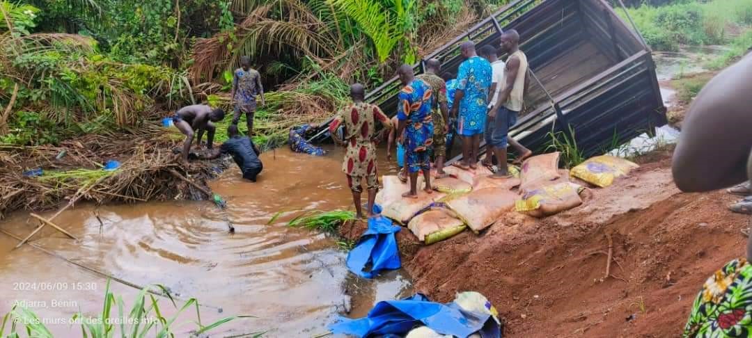 Accident : Un camion achève sa course dans une rivière à Avrankou