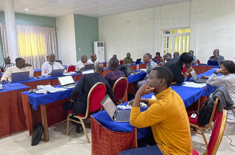 Plateforme de géoréférencement en ligne de la cartographie des PTF: Des cadres des Associations de Communes en formation à Grand Popo avec AGORA