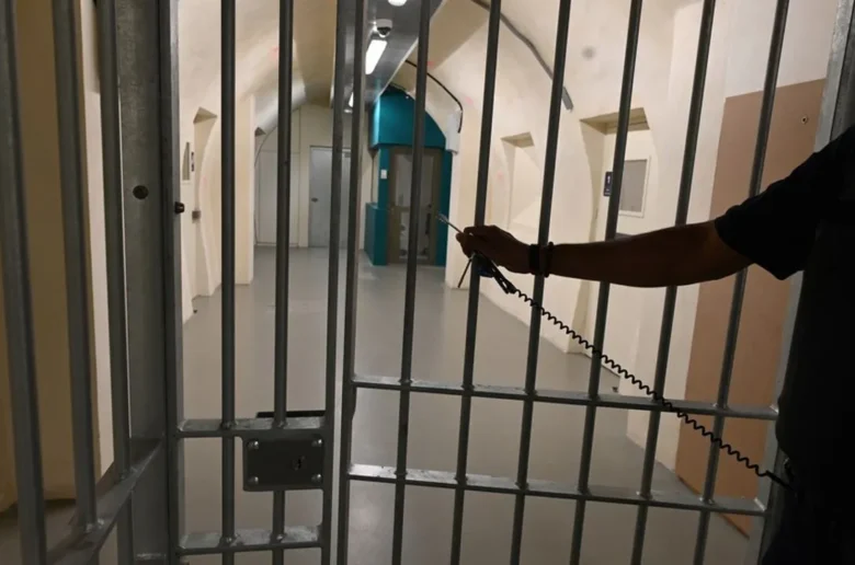 Editorial : L’horrible image du « mourant menotté »