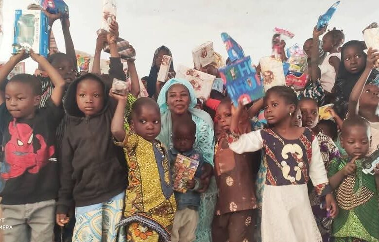 Noël à Kandi  : Sahadatou Médé Moussa donne de la joie aux enfants