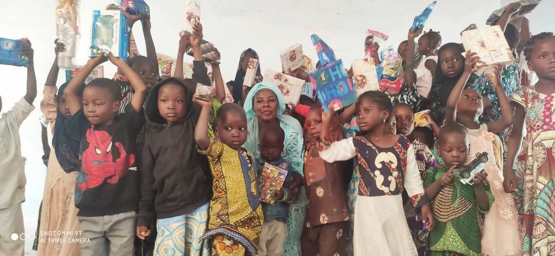 Noël à Kandi : Sahadatou Médé Moussa donne de la joie aux enfants