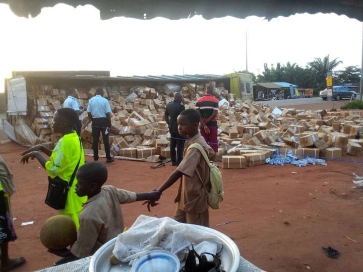 Bénin : Un camion chargé de médicaments se renverse à Ikpinlè