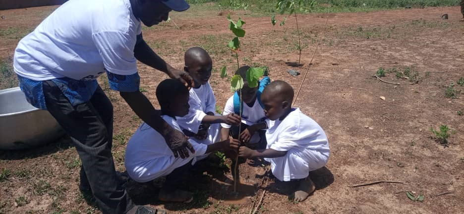 Journée mondiale de l’environnement à Djougou :Le RB/PMJE met en terre deux cents plants à l’Epp Kanougou