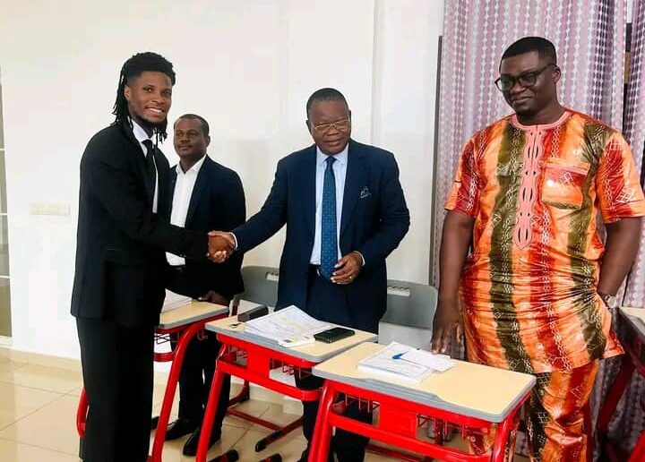 Monde du showbiz : L'artiste compositeur togolais Santrinos décroche un Master avec mention