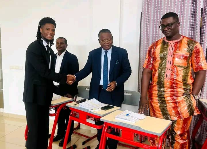 Monde du showbiz : L'artiste compositeur togolais Santrinos décroche un Master avec mention
