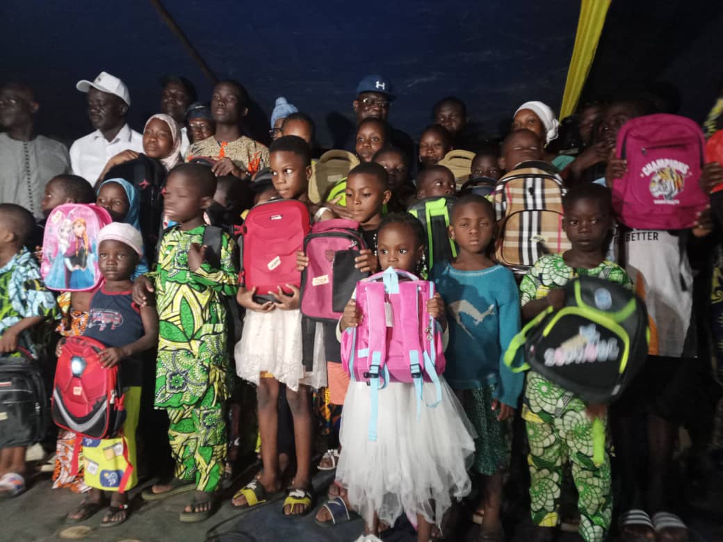 Distribution de Kits scolaires dans la 15ème :  L’He  Gafari Adéchokan au secours de 1500 démunis