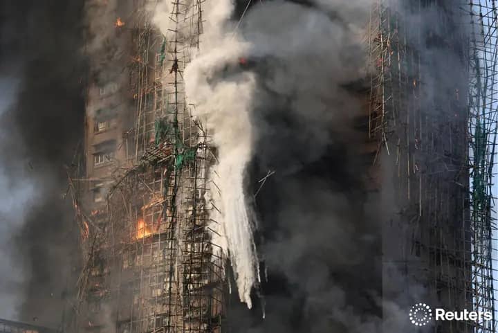 Incendie énorme À Hong Kong : Un feu géant ravage les tours de Tai Po
