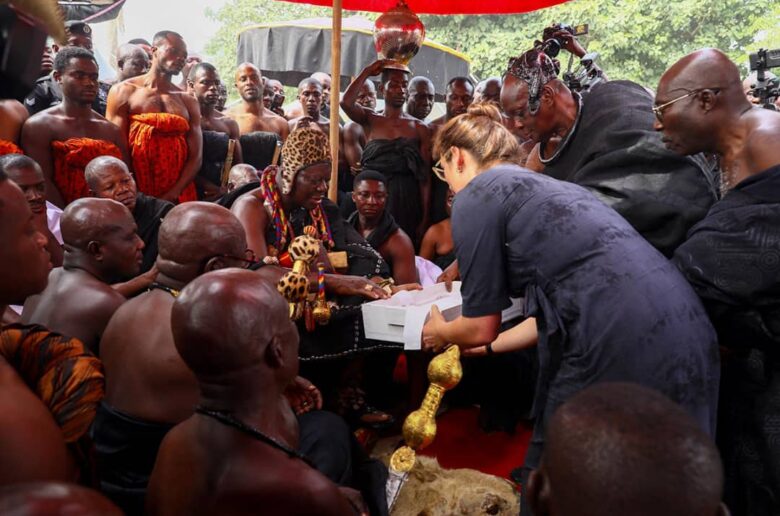 Restitution de trésors royaux : La Grande-Bretagne et l’Afrique du Sud restituent des artefacts royaux au Ghana