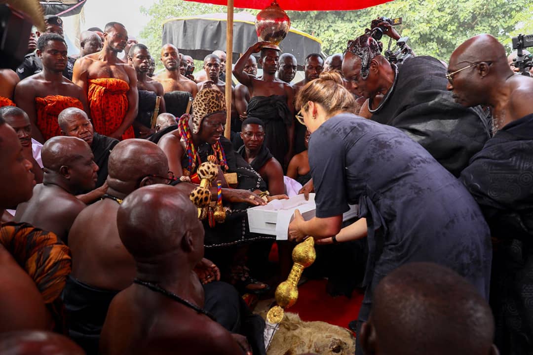Restitution de trésors royaux : La Grande-Bretagne et l’Afrique du Sud restituent des artefacts royaux au Ghana