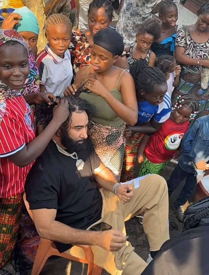 Scène insolite à Conakry : La Fouine demande des tresses en pleine rue