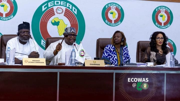 Sommet d’Abuja :  La CEDEAO affiche sa fermeté face aux coups d’État