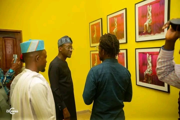Exposition « D’artificielles origines » à l’espace culturel Le Centre : Une réflexion artistique et sociétale de Rafiy Okefolahan sur la source
