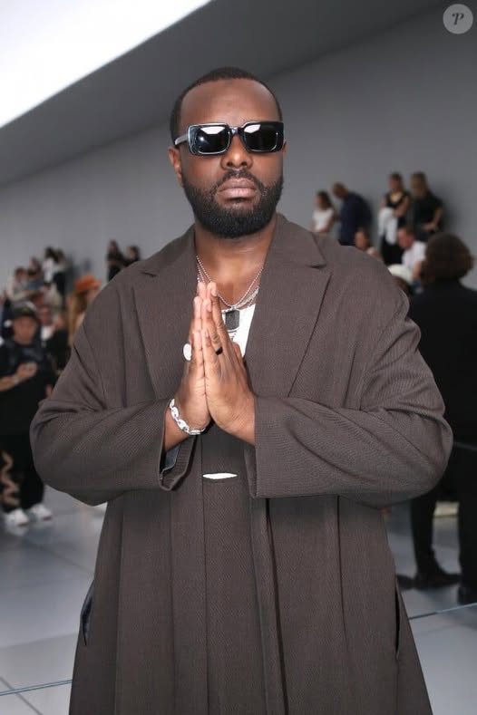 Showbiz : Le chanteur Gims interpellé à son arrivée  à  Paris