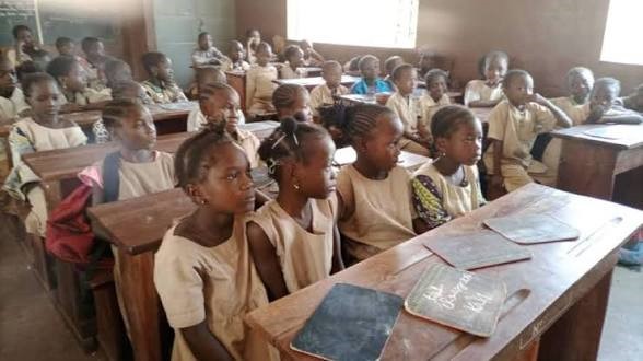 Enseignement primaire au Bénin : huit enseignants face à la rigueur disciplinaire
