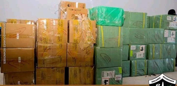 Lutte contre la contrebande : La douane saisit 5574 téléphones Android à Hillacondji