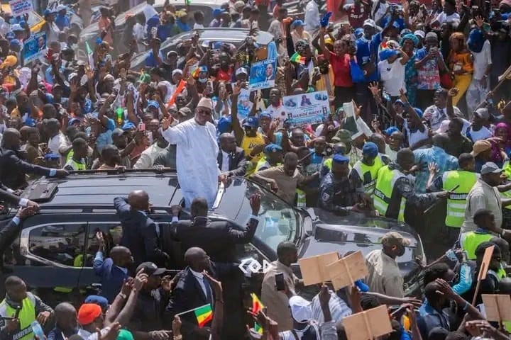 Deux ans après sa descente du pouvoir : Macky Sall accueilli en grande pompe au Sénégal