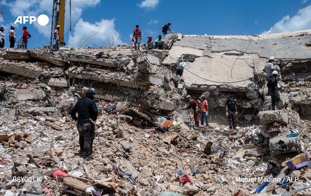 Venezuela : huit jours sous les décombres, des sauveteurs tentent de sortir un homme vivant
