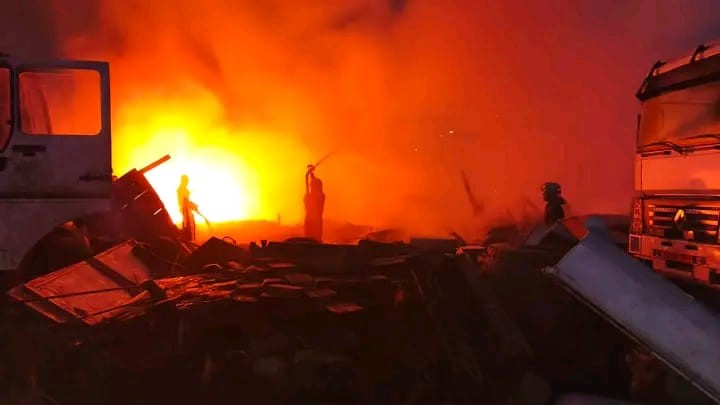 Drame à Akassato : Un violent incendie ravage plusieurs commerces