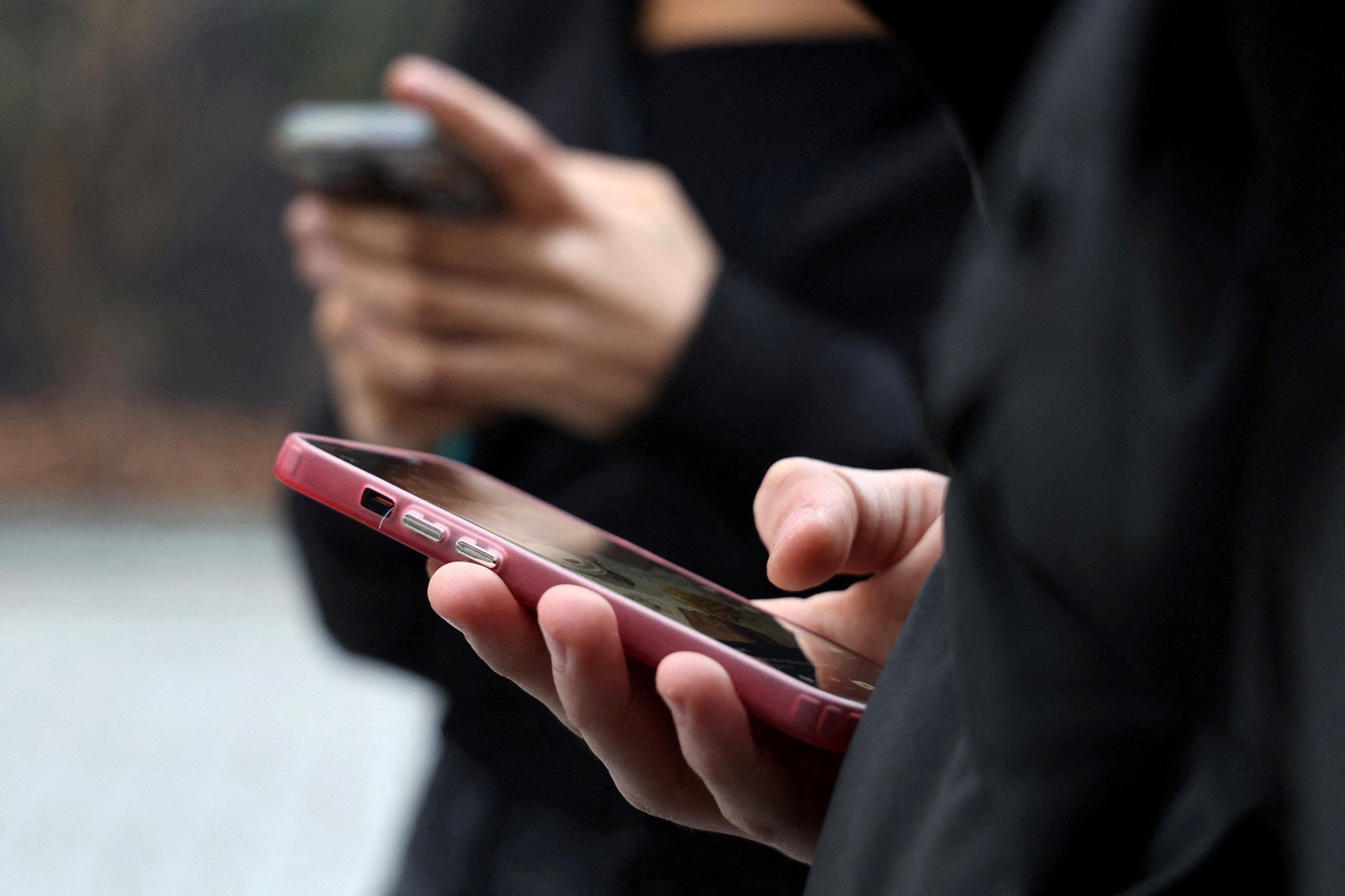 France : le Conseil constitutionnel bloque l’interdiction des réseaux sociaux aux moins de 15 ans