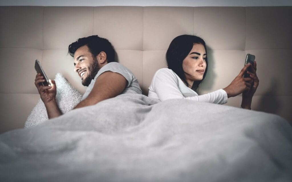 Téléphone et réseaux sociaux : Ces partenaires qui détruisent les couples