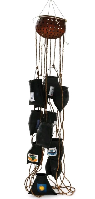 Installation  contemporaine ‘’Bâtissons’’ de Meschac Gaba : Quand  la  jarre trouée devient une métaphore du Bénin contemporain