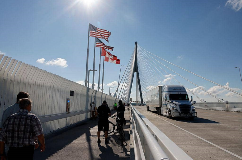 Canada–États-Unis : Ottawa riposte avec de nouveaux droits de douane sur les produits américains