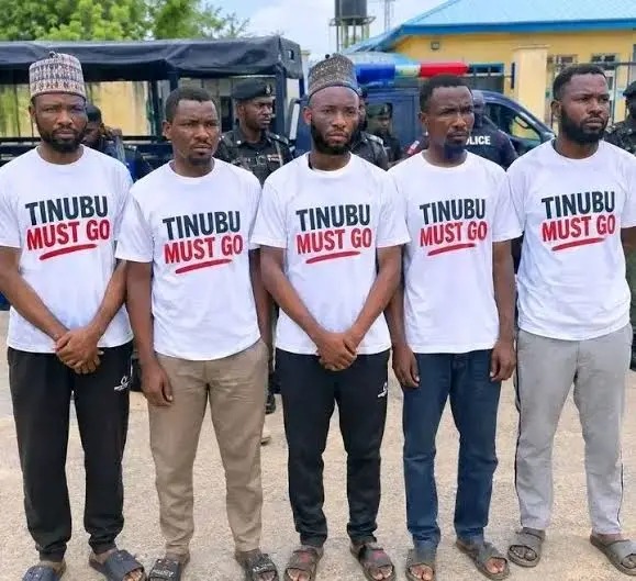 Nigeria :  5 personnes arrêtées avec des T-shirts « Tinubu Must Go »